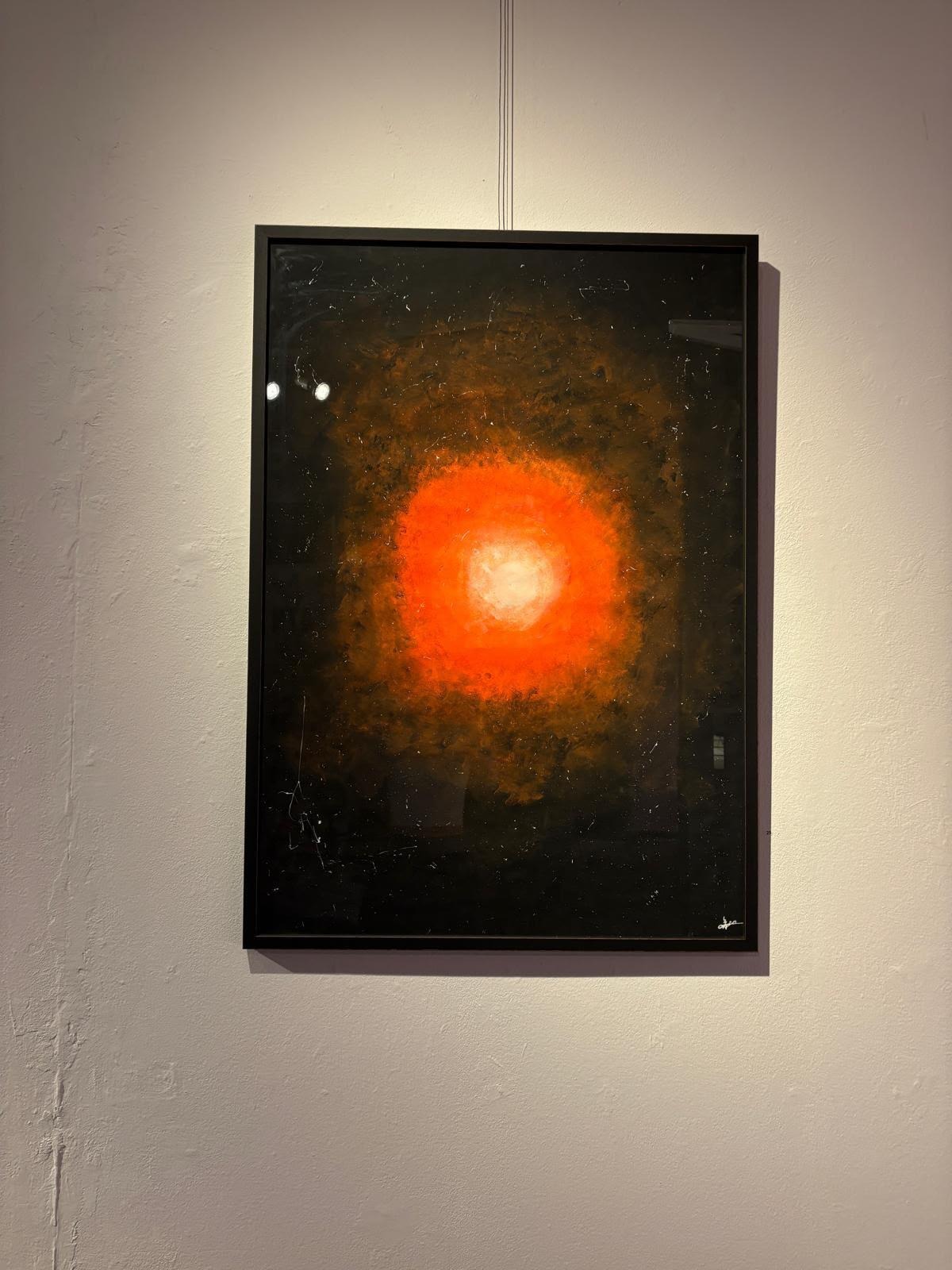 Abstraktes Werk mit leuchtendem orangefarbenen Zentrum auf dunklem Hintergrund